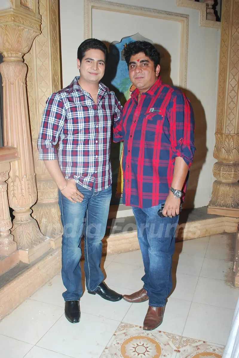 Karan Mehra with Rajan Shahi on the sets of 'Ye Rishta Kya Kehlata Hai' on completion of 800 episode
