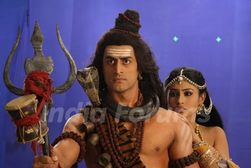 Mohit Raina as Shiv and Mouni Roy as Sati in Devon Ke Dev. Mahadev