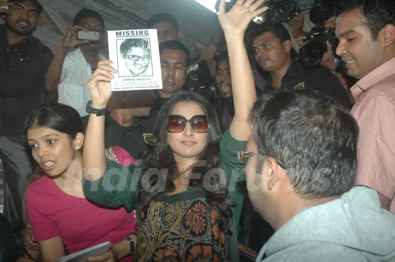 Vidya Balan promotes her movie 'Kahaani' at Khar Station