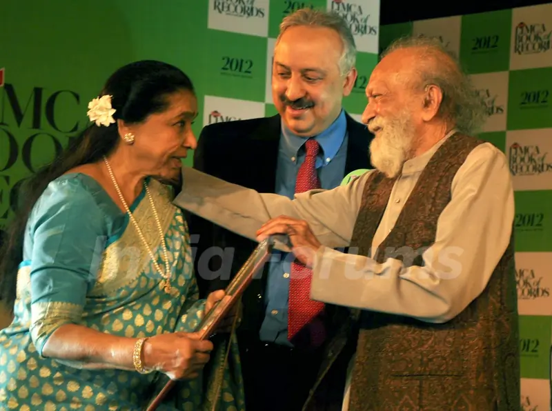 Pt Ravi Shankar, Asha Bhosle and Atul Singh at Unveiling of 23rd edition of &quot;The Limca Book of Recor