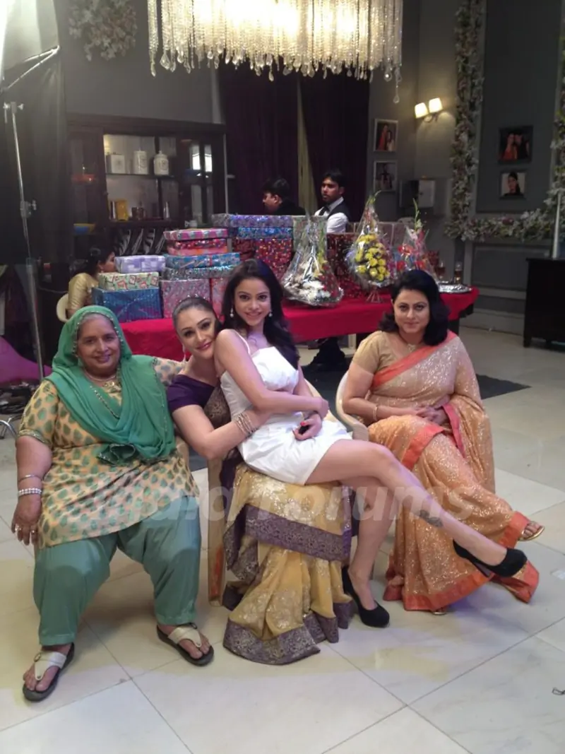 Still image from Bade Acche Laggte Hai