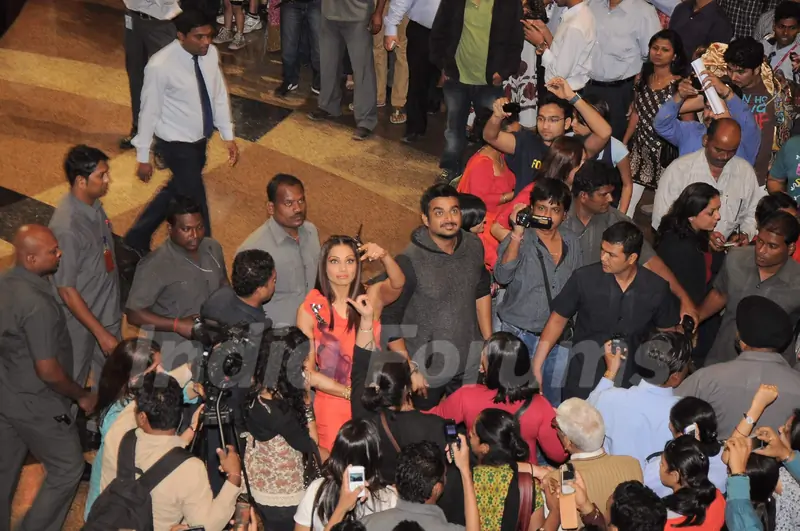 Jodi Breakers Flash Mob with Bipasha Basu and Madhavan at Malad. .