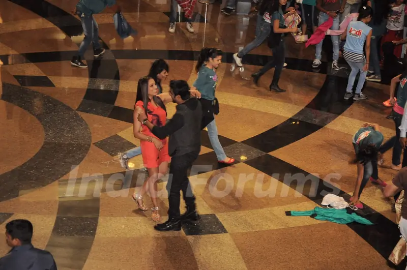 Jodi Breakers Flash Mob with Bipasha Basu and Madhavan at Malad. .