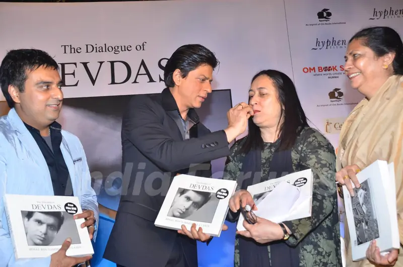 Shahrukh Khan & Tisca Chopra at Devdas dialogues launch at Mehboob Studios. .
