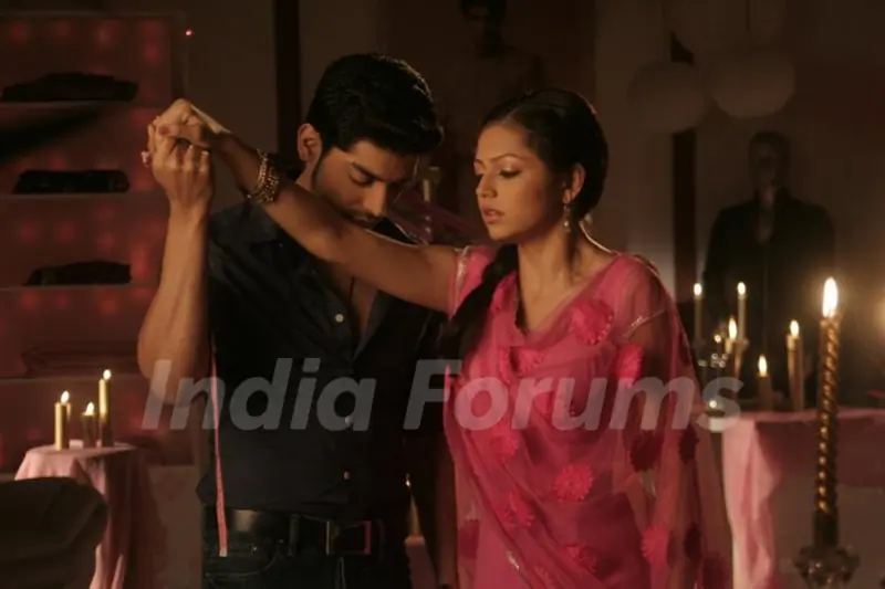Gurmeet Chaudary as Maan and Drashti Dhami as Geet
