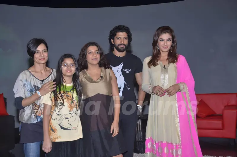 Farhan Akhtar on NDTV Chat Show Issi Ka Naam Zindagi with show host Raveena Tandon at Yashraj Studios in Mumbai. .