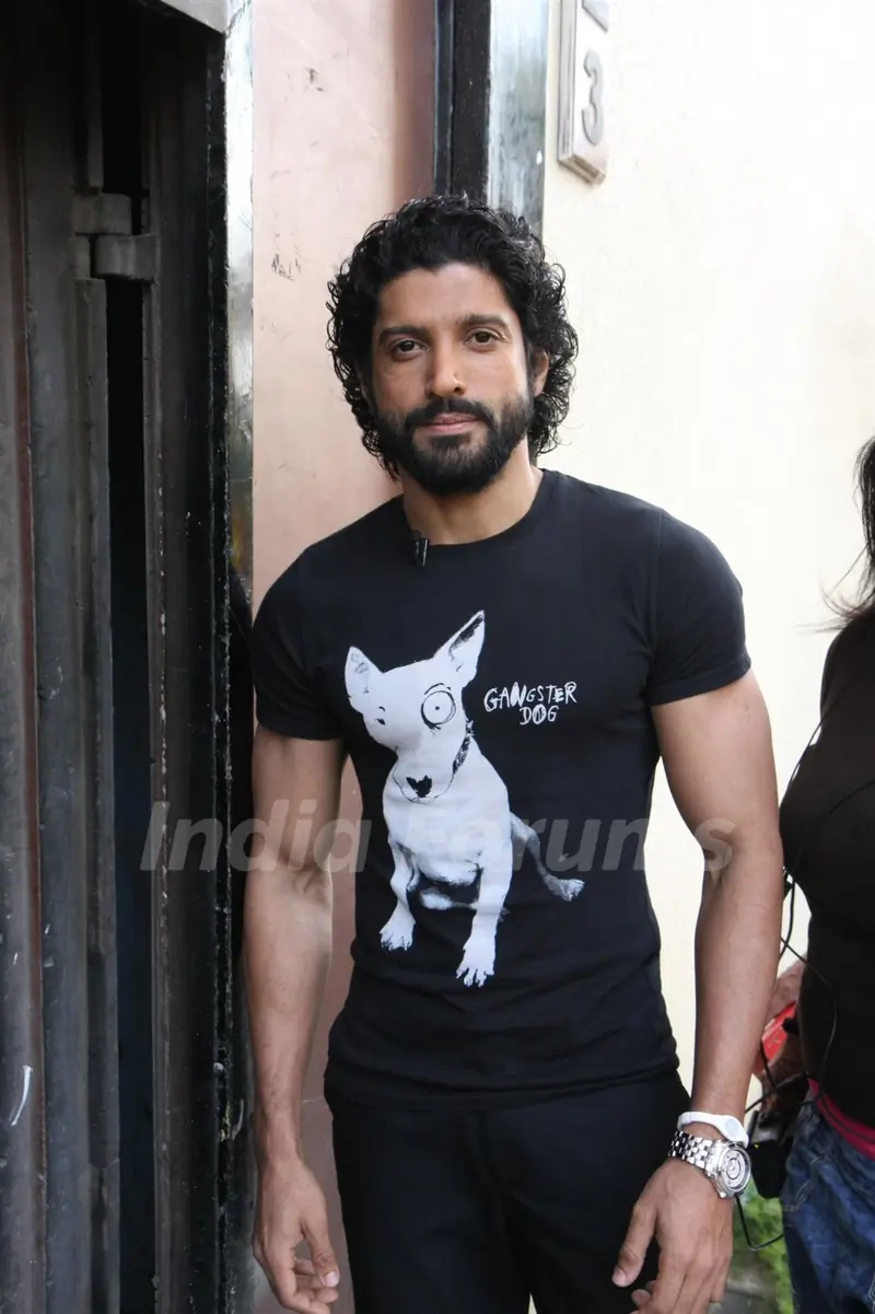 Farhan Akhtar on NDTV Chat Show Issi Ka Naam Zindagi with show host Raveena Tandon at Yashraj Studios in Mumbai