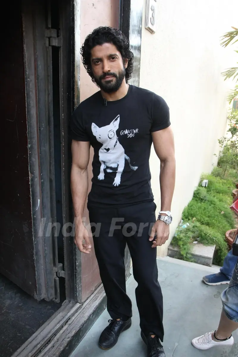 Farhan Akhtar on NDTV Chat Show Issi Ka Naam Zindagi with show host Raveena Tandon at Yashraj Studios in Mumbai