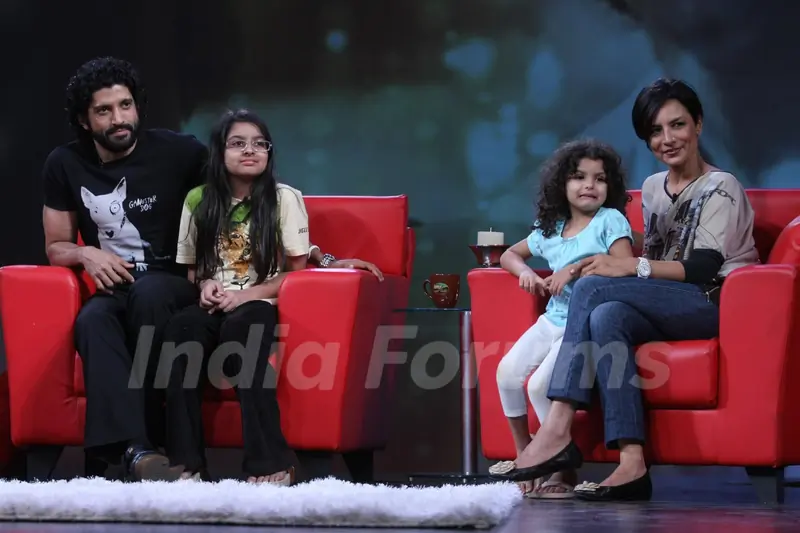 Farhan Akhtar on NDTV Chat Show Issi Ka Naam Zindagi with show host Raveena Tandon at Yashraj Studios in Mumbai