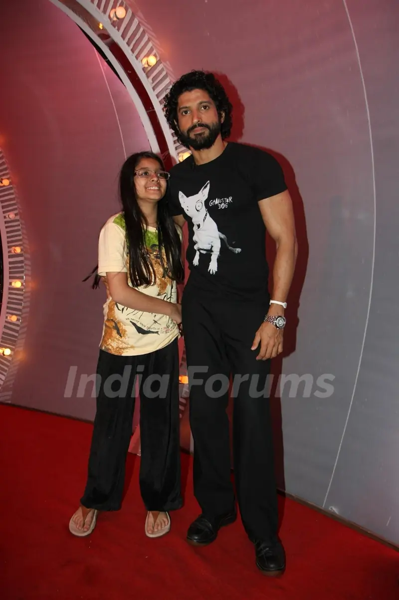 Farhan Akhtar on NDTV Chat Show Issi Ka Naam Zindagi with show host Raveena Tandon at Yashraj Studios in Mumbai
