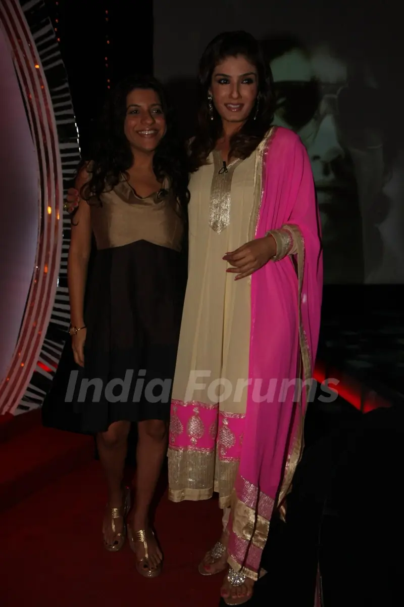 Farhan Akhtar on NDTV Chat Show Issi Ka Naam Zindagi with show host Raveena Tandon at Yashraj Studios in Mumbai