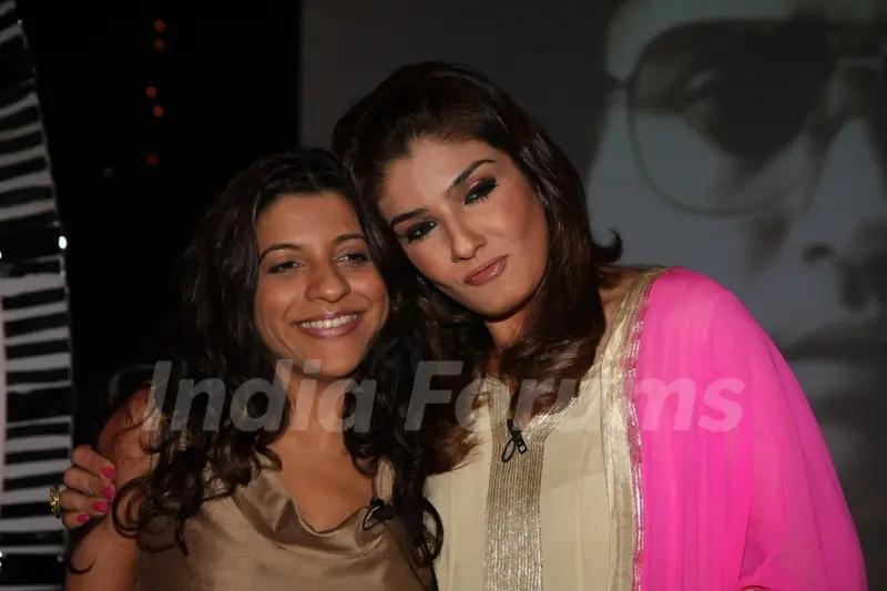 Farhan Akhtar on NDTV Chat Show Issi Ka Naam Zindagi with show host Raveena Tandon at Yashraj Studios in Mumbai