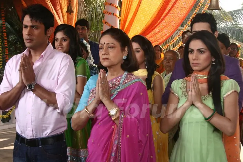 Main Lakshmi tere angan Ki Still image with Sudeep, Shraddha and Aroona irani.