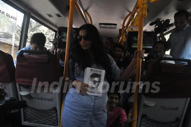Vidya Balan promotes her film 'KAHAANI' by travelling in pregnant character get up in BEST bus in Mumbai