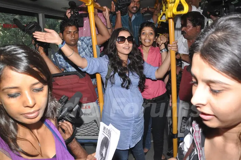 Vidya Balan promotes her film 'KAHAANI' by travelling in pregnant character get up in BEST bus in Mumbai