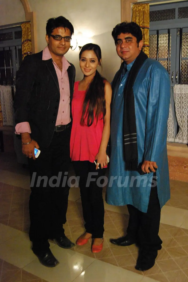 Rajan Shahi’s on the set get together for Jamuna Paar