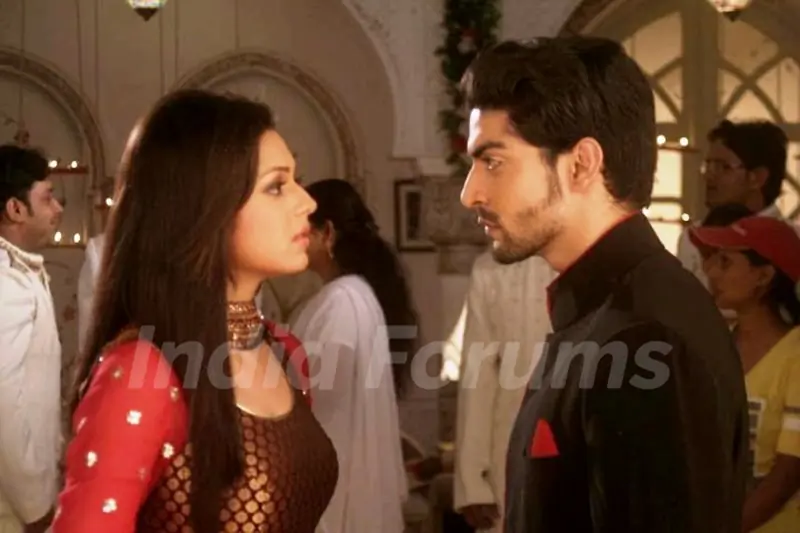 Gurmeet Choudhary & Drashti Dhami as Maan & Geet