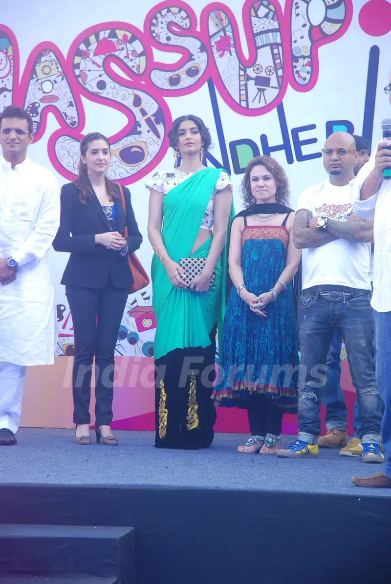 Sonam Kapoor, IMtiaz and Anurag launch Andheri &quot;Wassup&quot; fest. .
