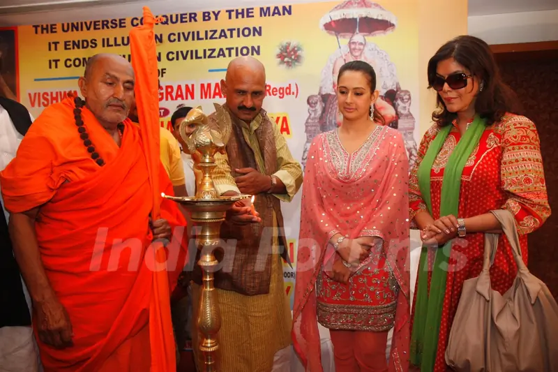 Zeenat Aman and Priti Jhangiani with Jagat Guru Shankaracharya at the launch of film & Vishwa Manav Jagran Manch a NGO in Mumbai