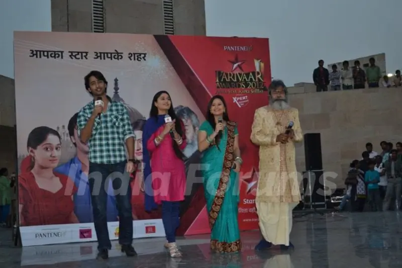 Shaheer sheikh and Soumya Seth on star parivaar awards 2012 TV Show
