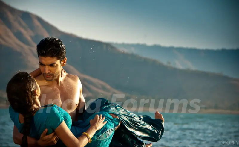 Drashtii Dhami & Gurmeet Choudhary as maan & geet in Geet Hui Sabse Parayi.