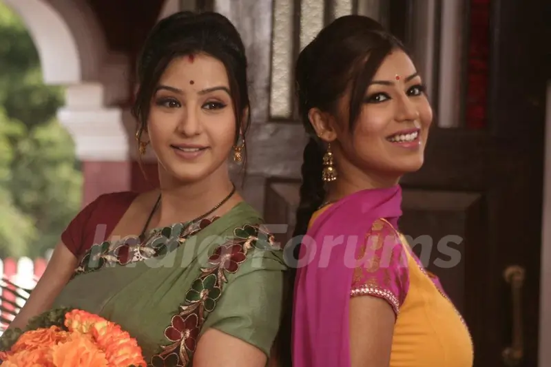 Debina Bonnerjee and Shilpa Shinde as Mayuri and Koel in Chidiya Ghar