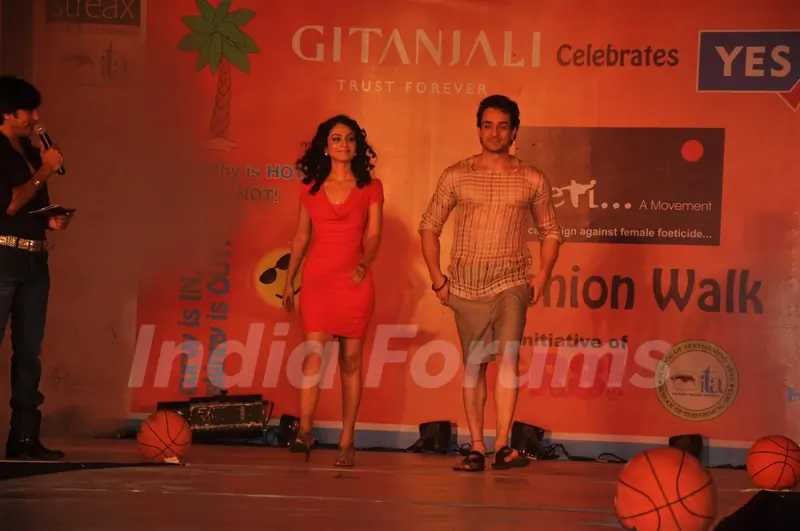 Manasi Parekh and Angad Hasija at GR8! Fashion Walk for the Cause Beti by Television Sitarre