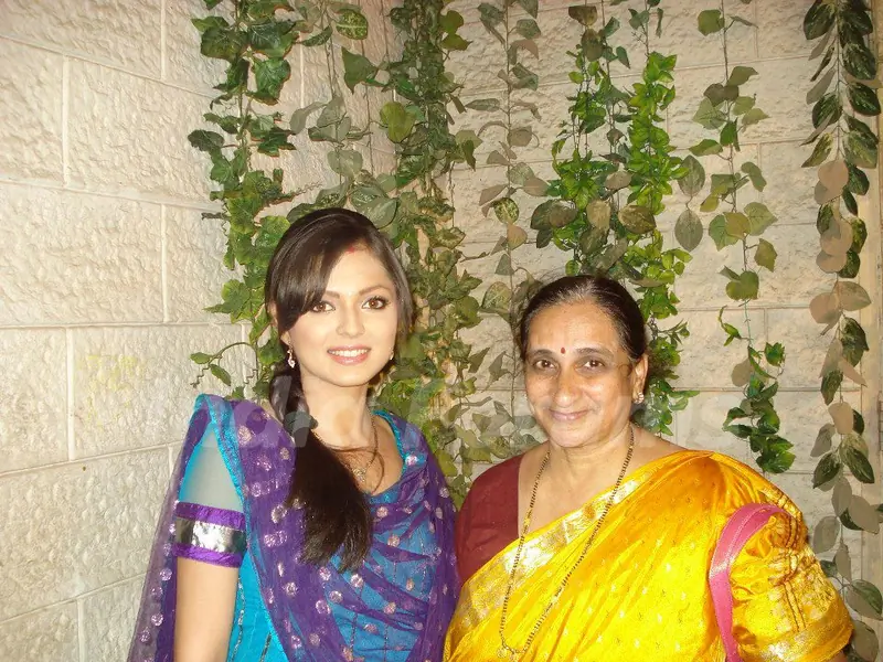 Drashti Dhami with a fan on the sets of Geet