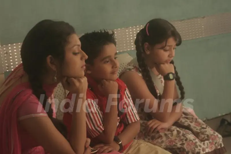 Drashti Dhami as Geet with kids in Geet Hui Sabse Parayi