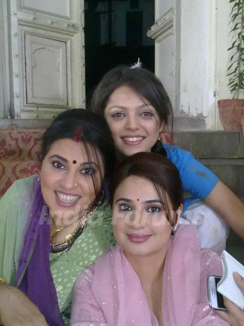 Drashti Dhami with cast of Geet Huyi Sabse Parayi
