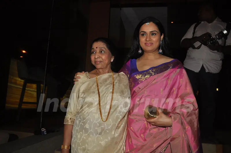 Asha Bhosle and Padmini Kolhapure at Poonam Dhillon Birthday Bash