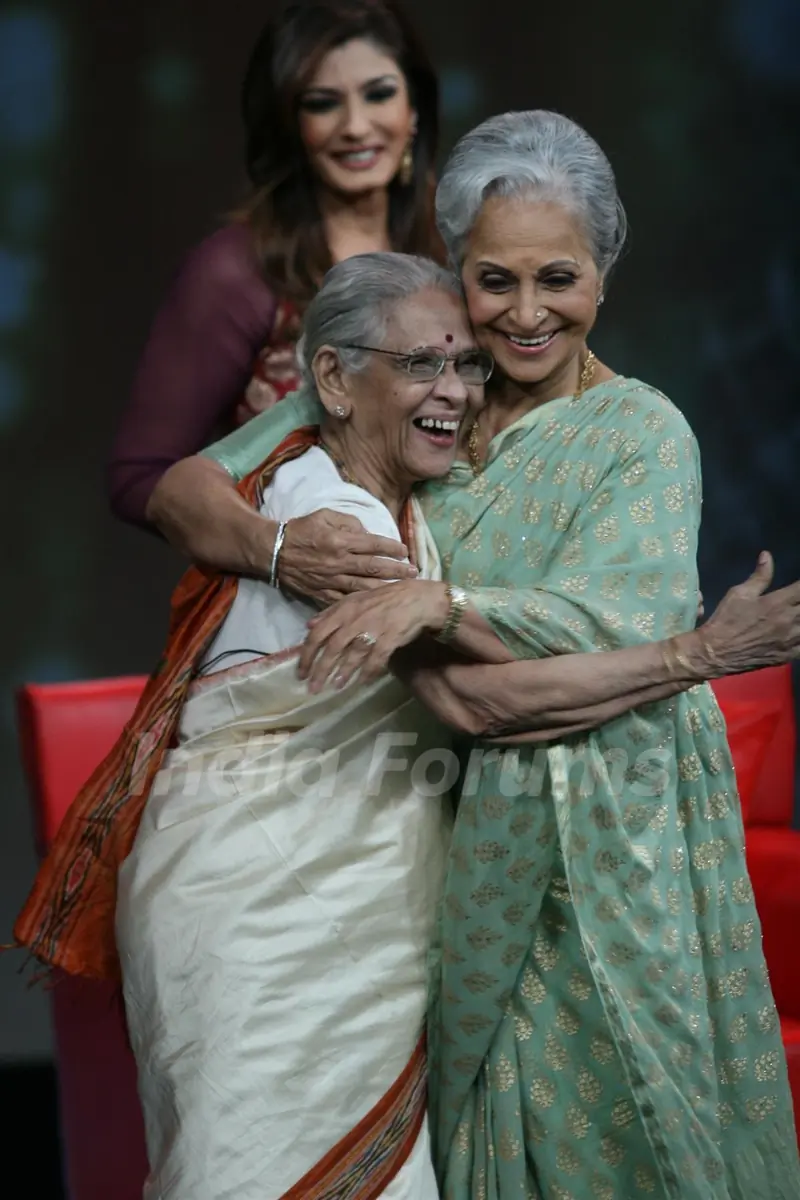 Waheeda Rehman and Raveena Tandon on the set of Issi Ka Naam Zindagi