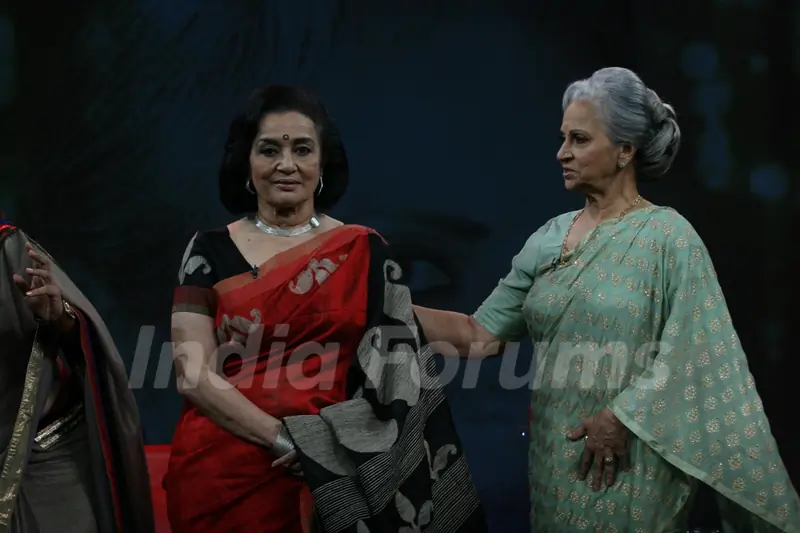 Waheeda Rehman and Asha Parekh on the sets of Isi Ka Naam Zindagi