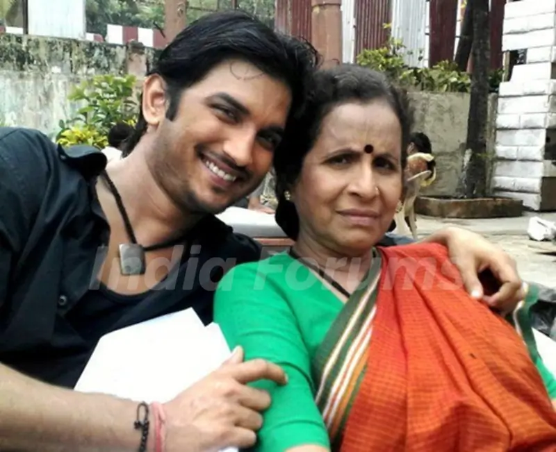 Sushant Singh Rajput & Usha Nadakarni On the sets of Pavitra Rishta