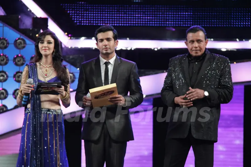 Jay Bhanusali, Saumya Tandon & Mithun Chakraborty at Dance India Dance Season 3 Grand Finale
