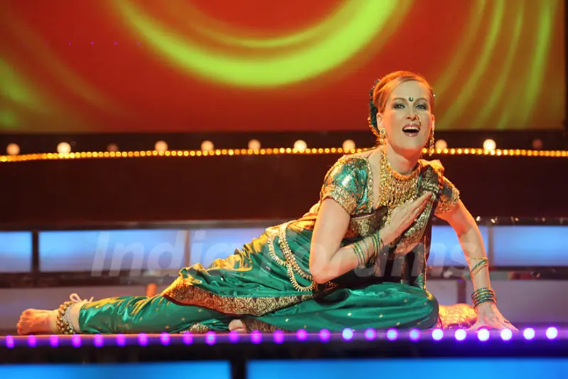Suzanne Bernert in Dholkichya Talavar Lavani Show