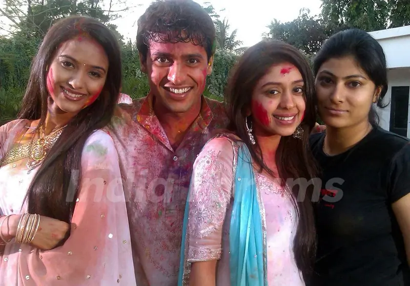 Haar Jeet cast celebrating holi on sets