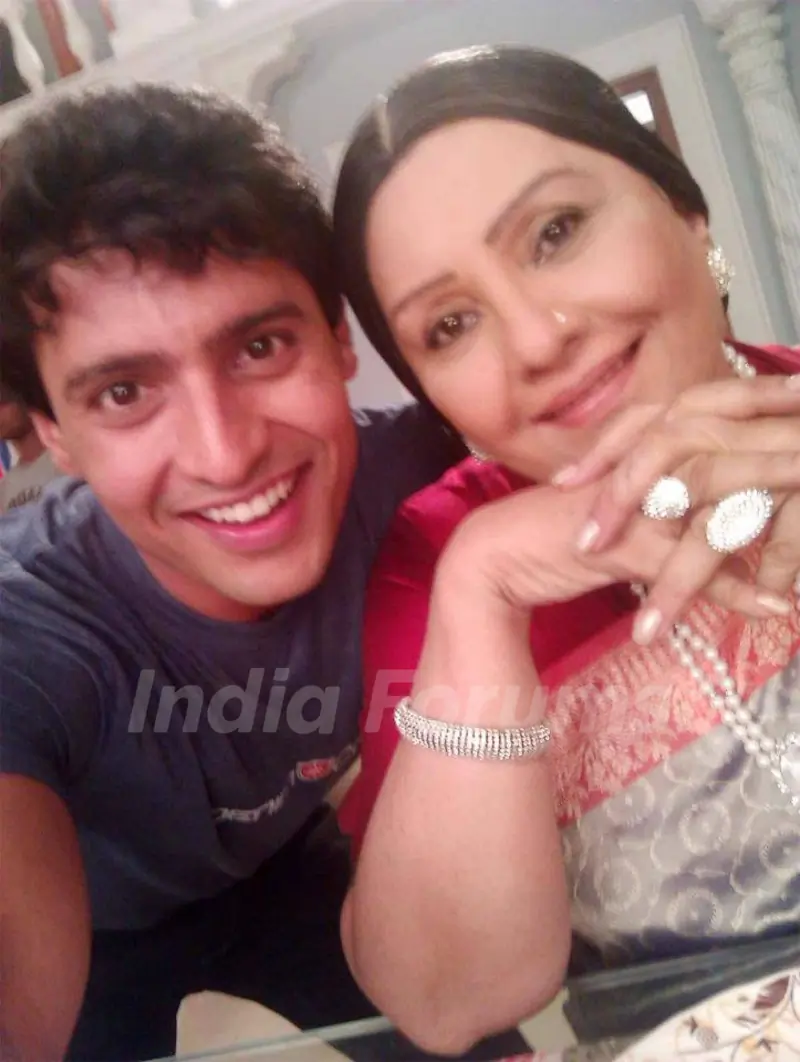 Sattyam Seth with onscreen dadi on sets
