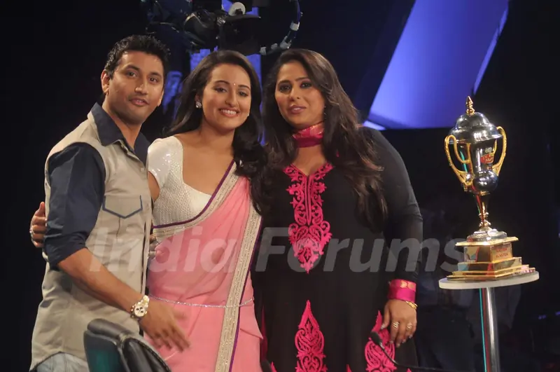 Marzi Pestonji, Sonakshi Sinha and Geeta Kapoor on Dance India Dance