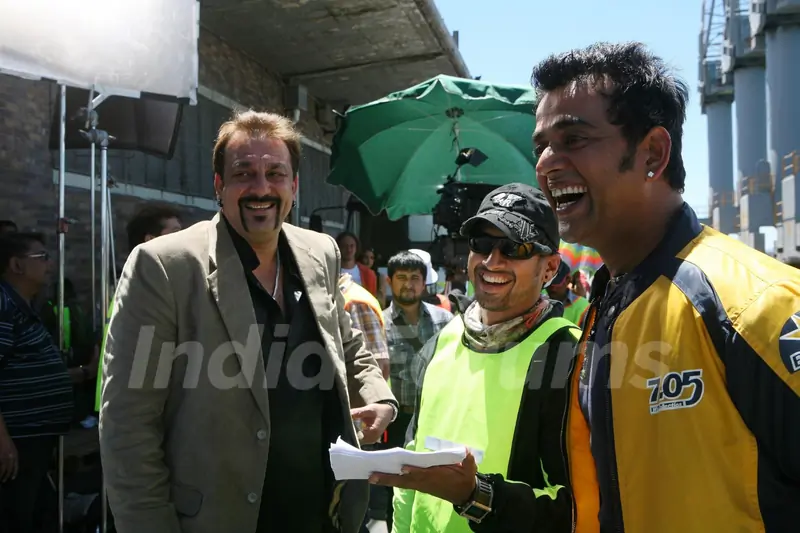 Sanjay Dutt and Ravi Kissen looking happy