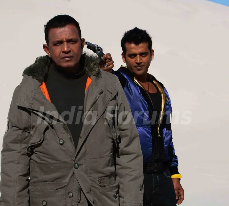 Ravi Kissen putting rifle on Mithun