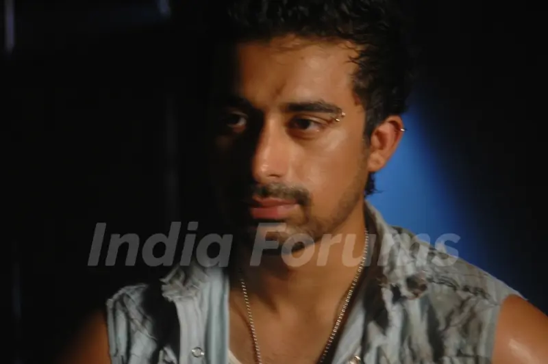 Rannvijay Singh in the movie Toss