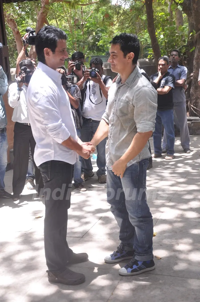 Bollywood actor Sharman and Bollywood actor Aamir Khan Joshi at Rajkumar Hirani's father's funeral Municipal Hindu Cemetery in Santacruz Mumbai, India. .