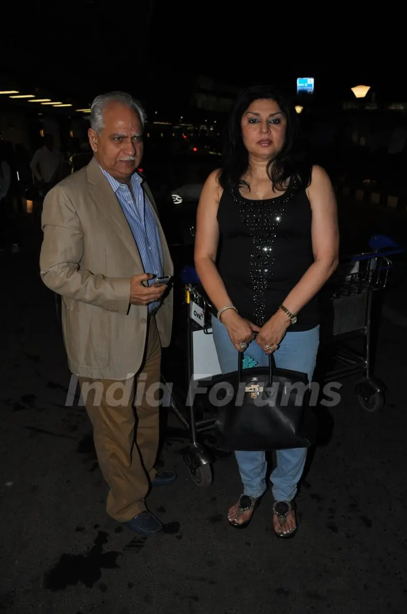 Kiran Juneja and Ramesh Sippy leave for IIFA 2012