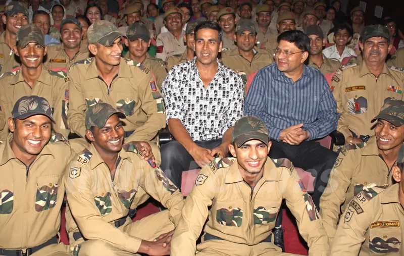 Akshay Kumar & Delhi Police Commissioner with Delhi Police Jawans at Rowdy Rathore special screening