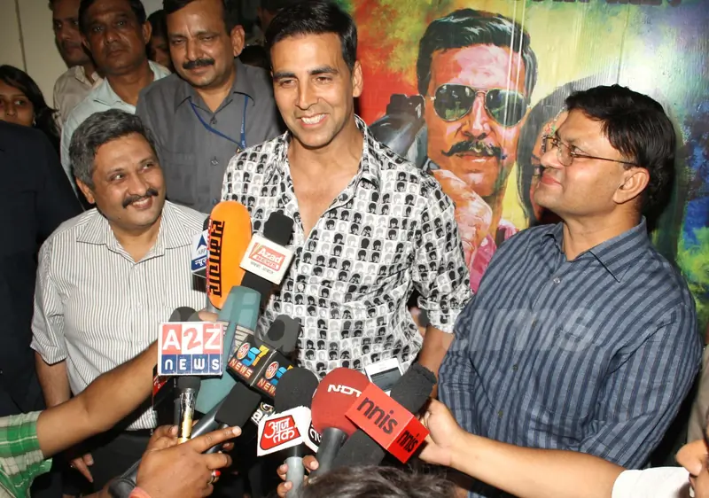 Akshay Kumar with Delhi Police Commissioner B K Gupta at special screening of film Rowdy Rathore