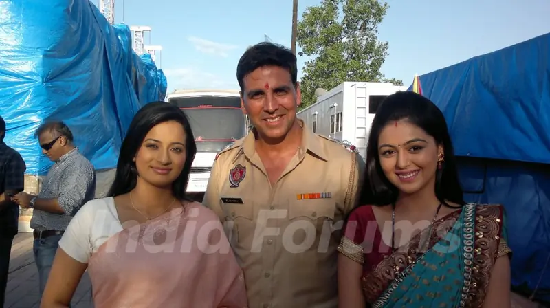 Neha and Shafaq with Akshay Kumar