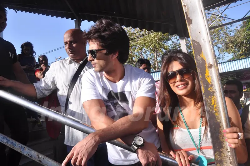 Shahid Kapoor and Priyanka Chopra board train from Marine Lines station