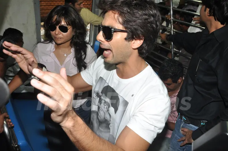 Shahid and Priyanka travel in Mumbai Local Train