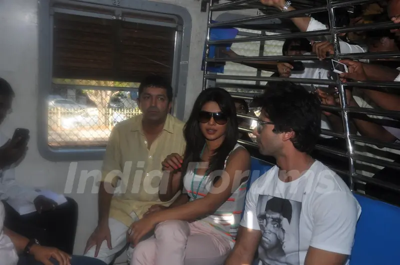 Shahid and Priyanka travel in Mumbai Local Train